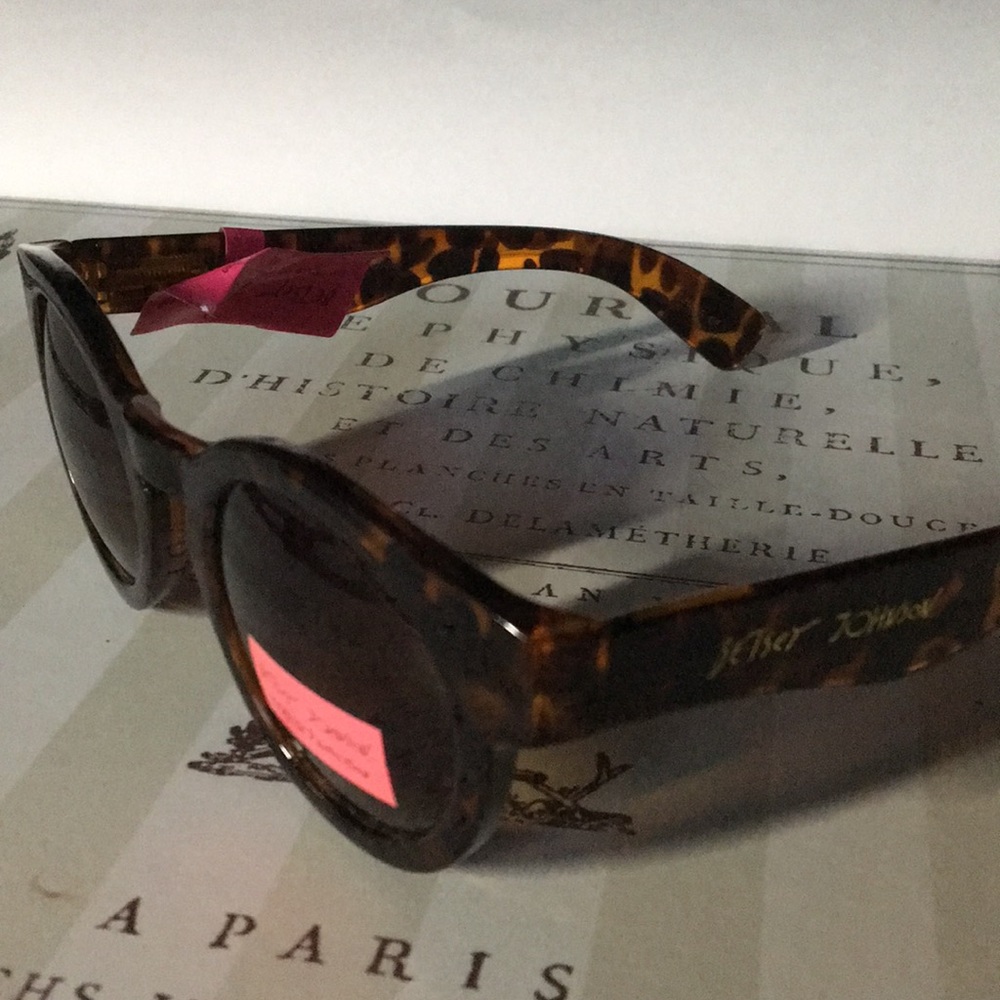 BETSEY JOHNSON KEYHOLE TORTOISE SUNGLASSES